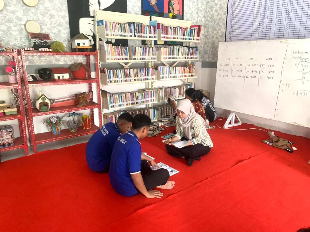 Berantas Buta Aksara, LPKA Mamuju Bersama Peserta Magang Dampingi Anak Binaan Belajar Membaca dan Menulis