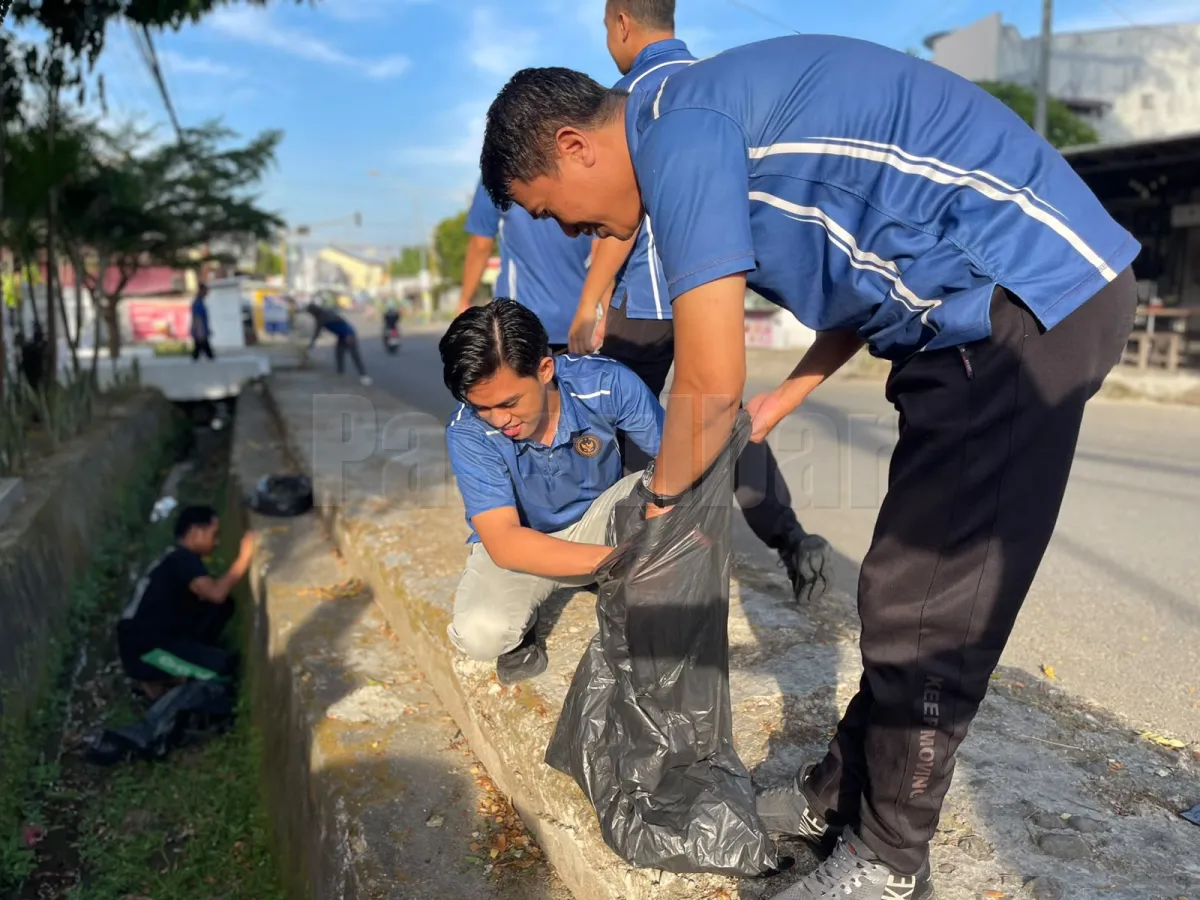 Jaga Kebersihan Lingkungan, Jajaran Rutan Mamuju Gelar Kerja Bakti Libatkan Pasukan Merah Putih