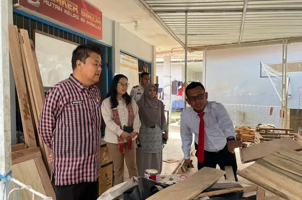 Kadis Perpustakaan & Kearsipan Prov. Sulbar Apresiasi Pembinaan Kemandirian Rutan Mamuju, Pesan Gitar Hasi Karya Warga Binaan Dan Siap Promosikan Produk Unggulan