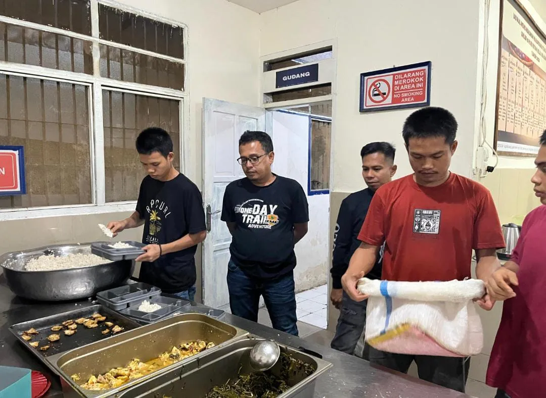Karutan Mamuju Pantau Langsung Proses Masak hingga Distribusi Sahur Bagi Warga Binaan