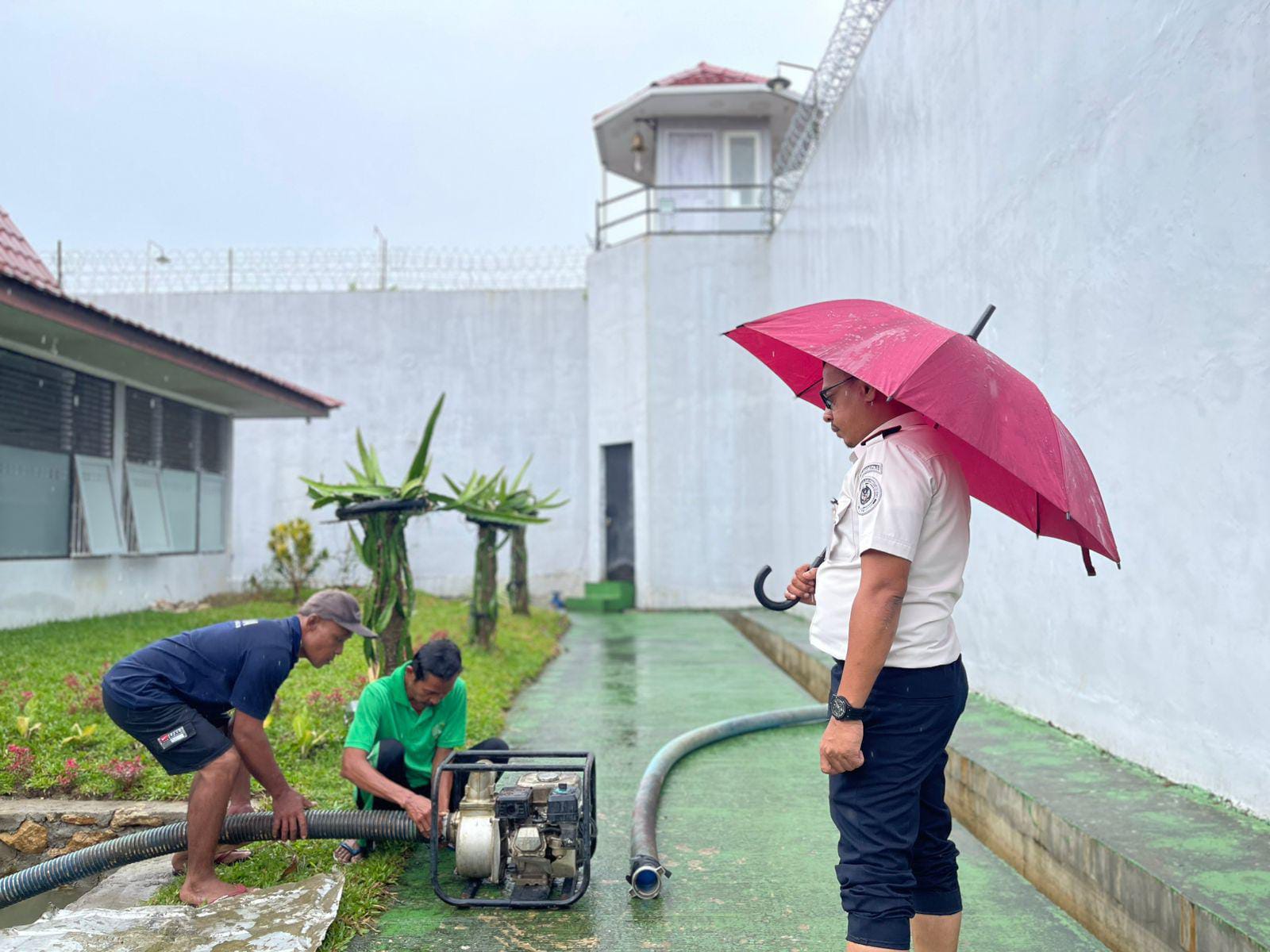 Karutan Mamuju Turun Langsung Pantau Pencegahan Banjir, Pasang Pompa Pembuangan Air Hujan