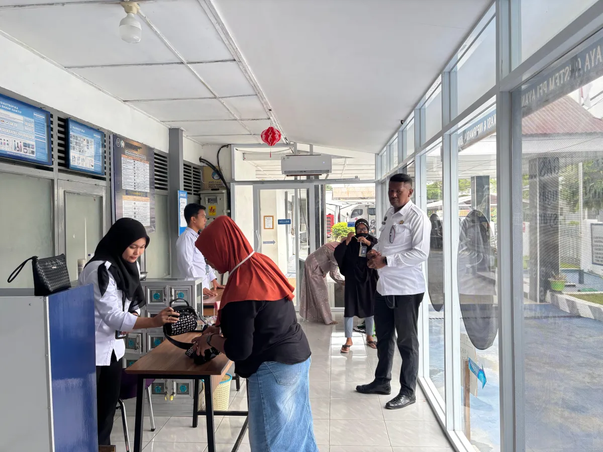 Kepala Rutan Lakukan pengawasan dan kontrol pada area layanan PTSP SIPAKARAYA Rutan Majene