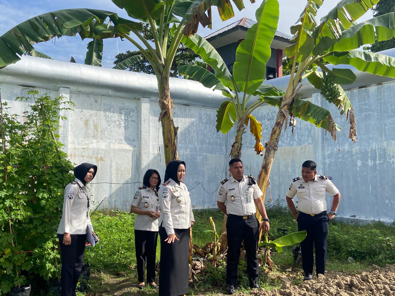 Kontrol Area Kebun, Kalapas Perempuan Mamuju Pastikan Program Pembinaan Kemandirian Berjalan Optimal