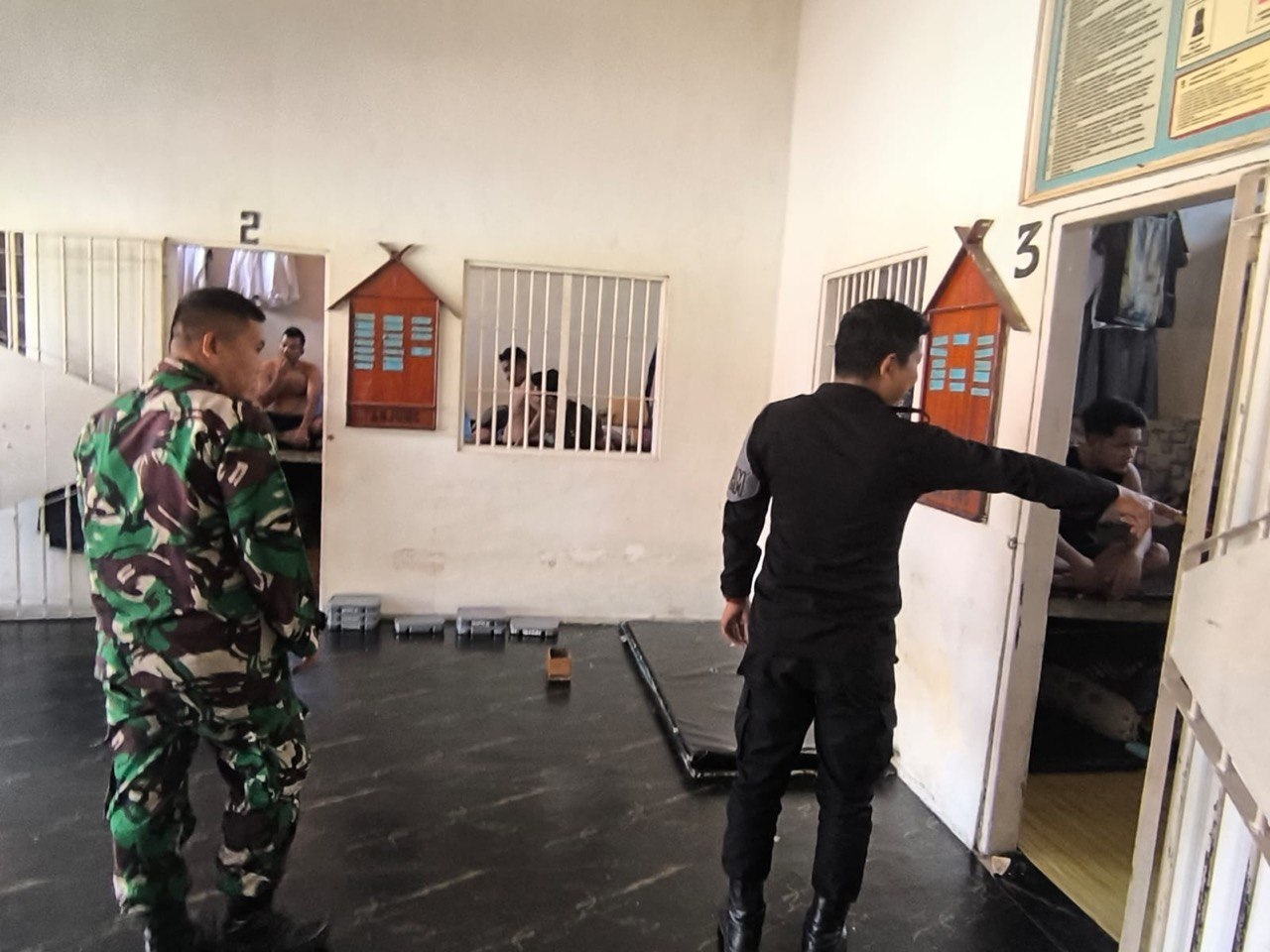 Lapas Kelas IIB Polewali Gandeng Personel TNI Laksanakan Kontrol Keliling Blok Hunian