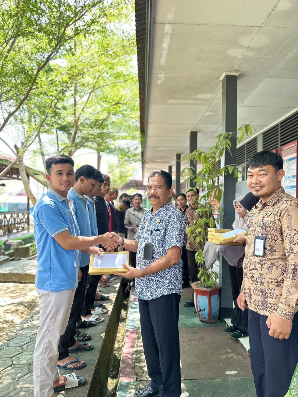 Lapas Polewali Salurkan Premi dan THR Bagi Tamping