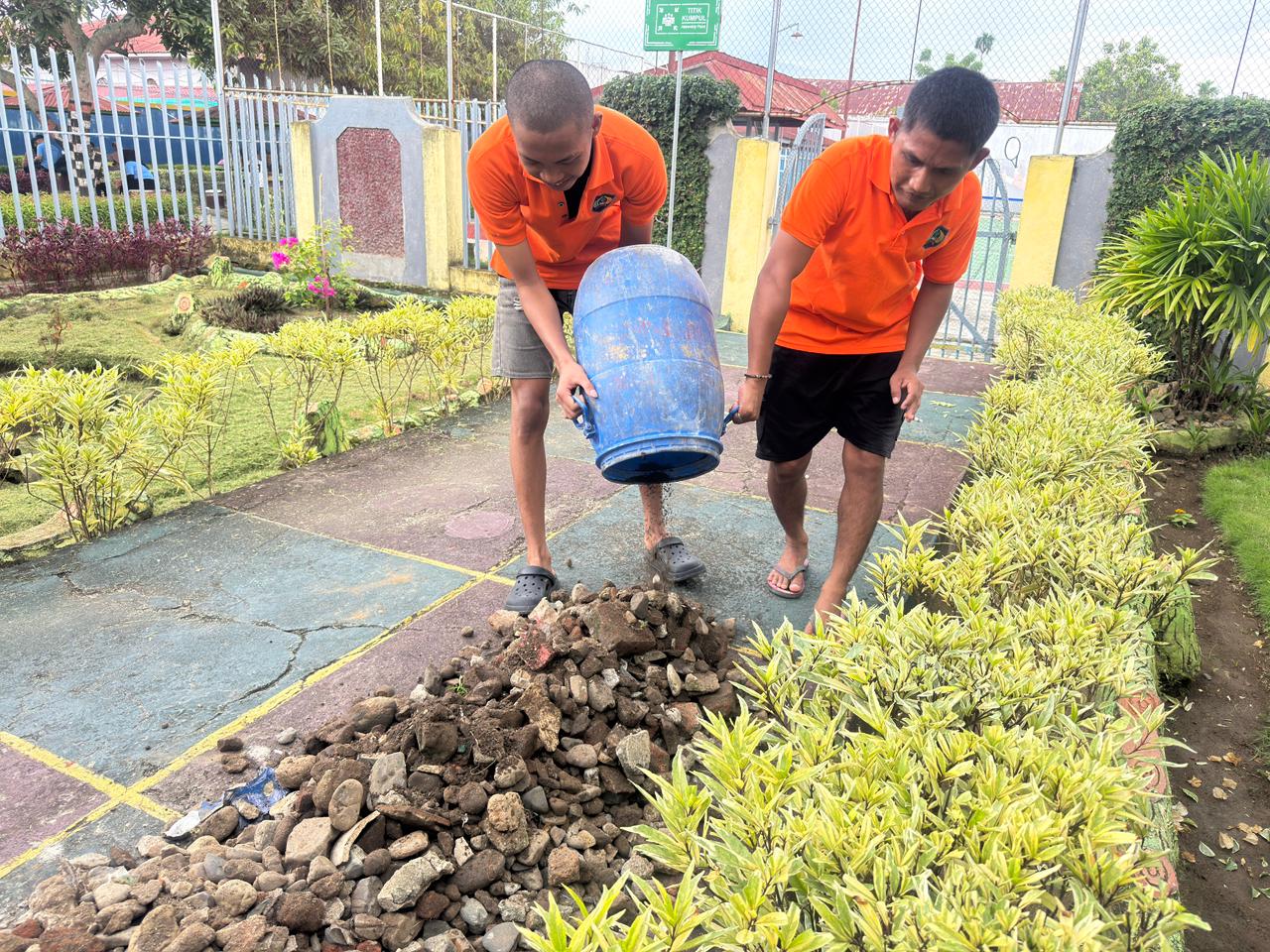 Melalui Gotong Royong, WBP Lapas Polewali Ikut Rawat Sarana Lapas