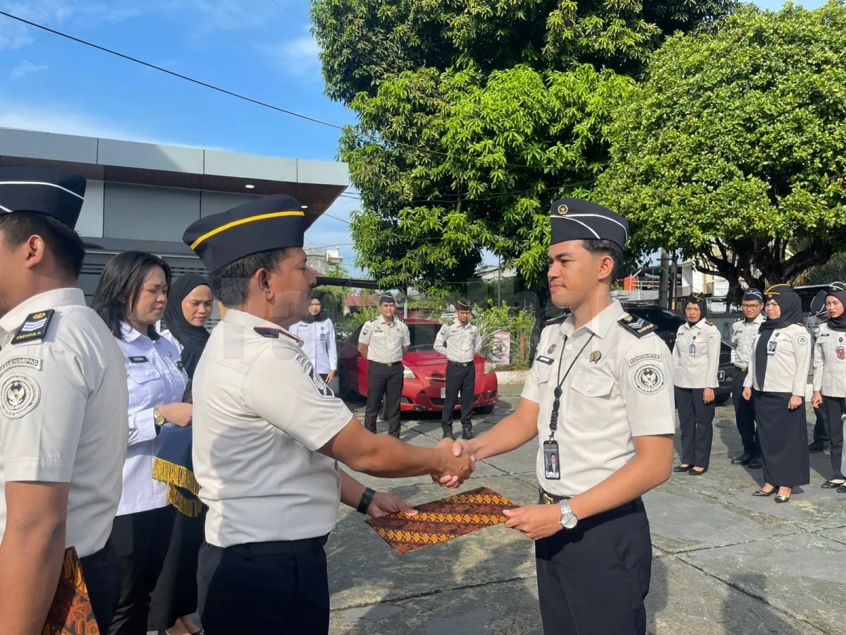 Momentum Penghargaan Kinerja, Karutan Mamuju Pimpin Upacara Kenaikan Upacara Kenaikan Pangkat 16 Pegawai