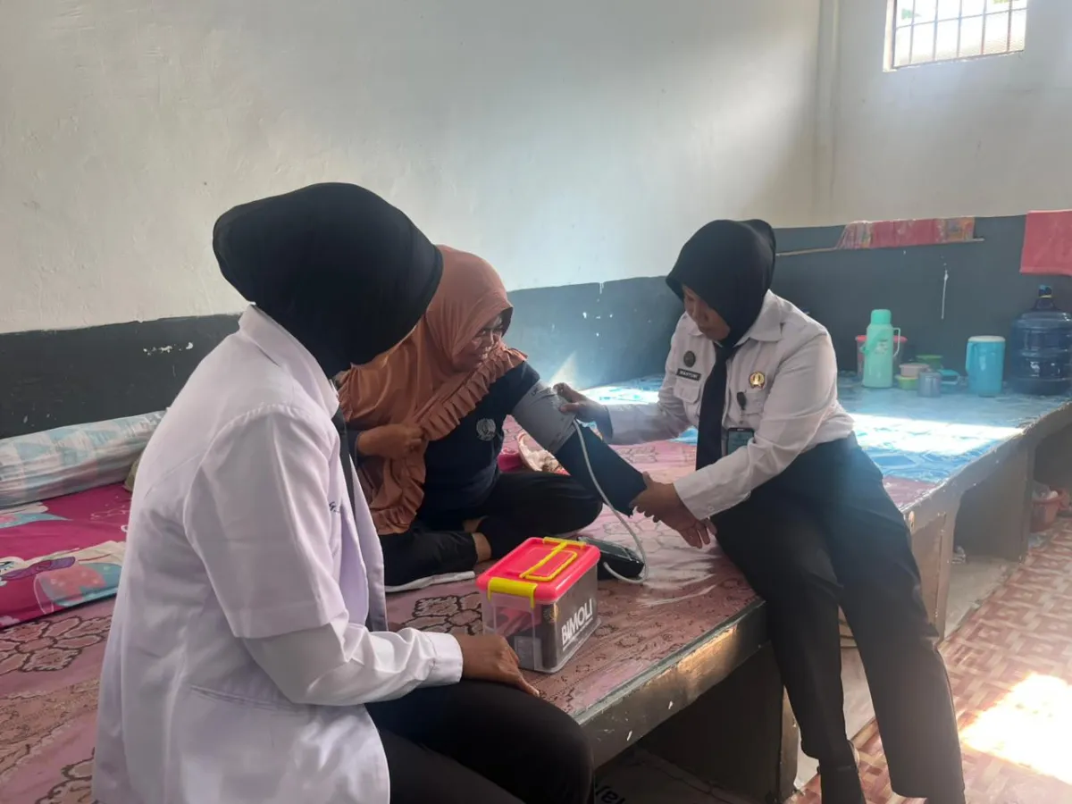 Peduli Kesehatan Warga Binaan, Petugas Kesehatan Lapas Perempuan Mamuju Laksanakan Kontrol Rutin di Blok Hunian