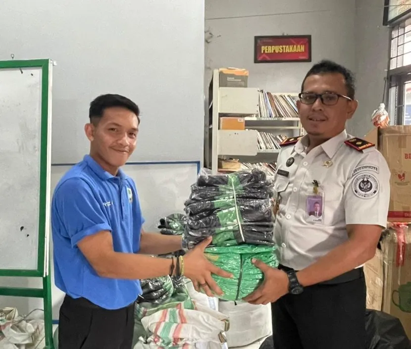 Penuhi Hak Warga Binaan, Karutan Mamuju Serahkan Langsung Seragam Khusus Baru