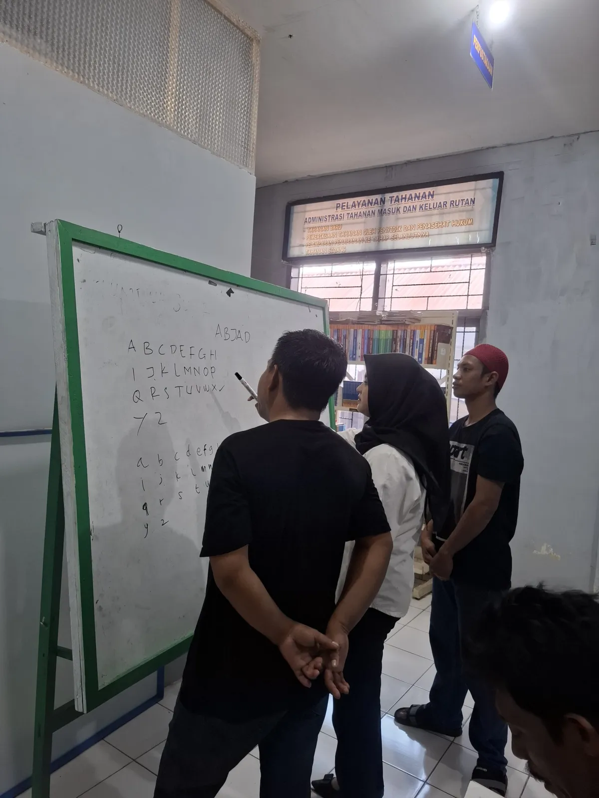 Peserta Magang Intensifkan Kegiatan Membaca Warga Binaan untuk Berantas Buta Aksara