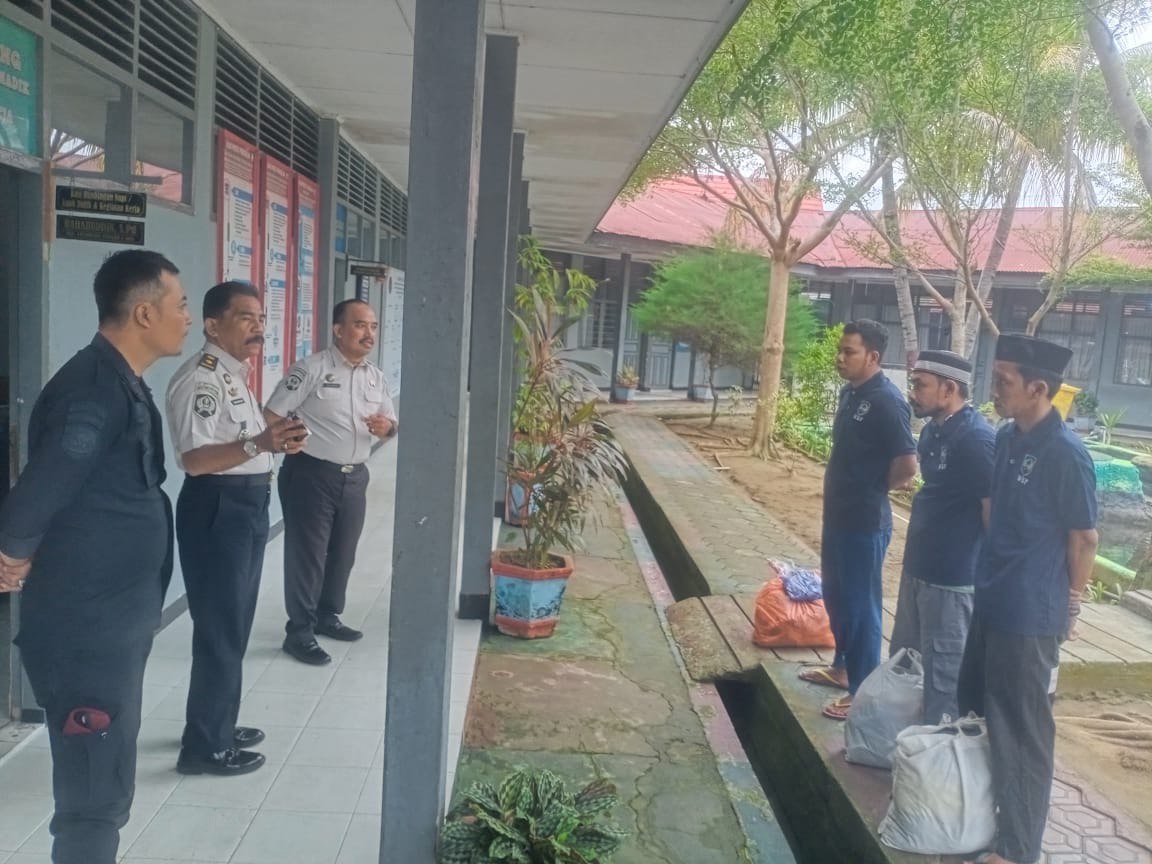 Plh. Ka. KPLP Lapas Polewali Berikan Pengarahan kepada Tahanan Baru
