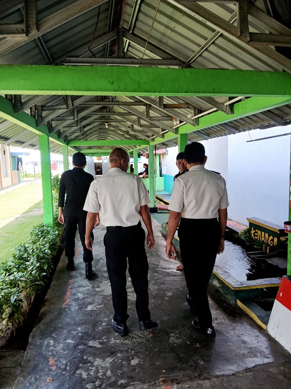 Plh. Kalapas Polewali Bersama Plh. KPLP dan Regu Pengamanan Laksanakan Kontrol Keliling Area Blok Hunian