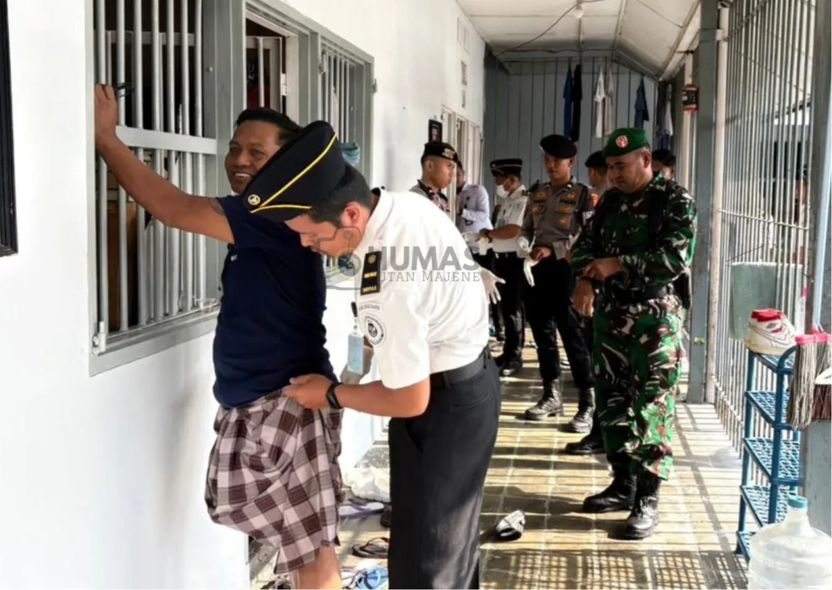 Rutan Majene Laksanakan Razia Blok dan Kamar Hunian Warga Binaan Bersama APH Polres dan TNI dalam rangka Hari Bakti Pemasyarakatan ke-62