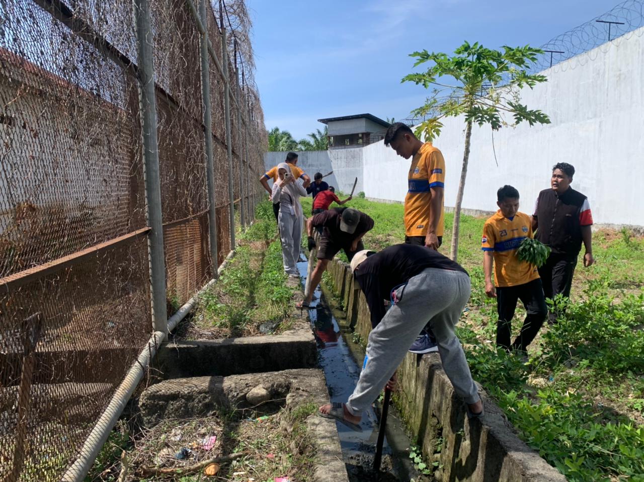 Rutan Pasangkayu Gelar Gotong Royong Pembersihan Area Branggang  Subjudul