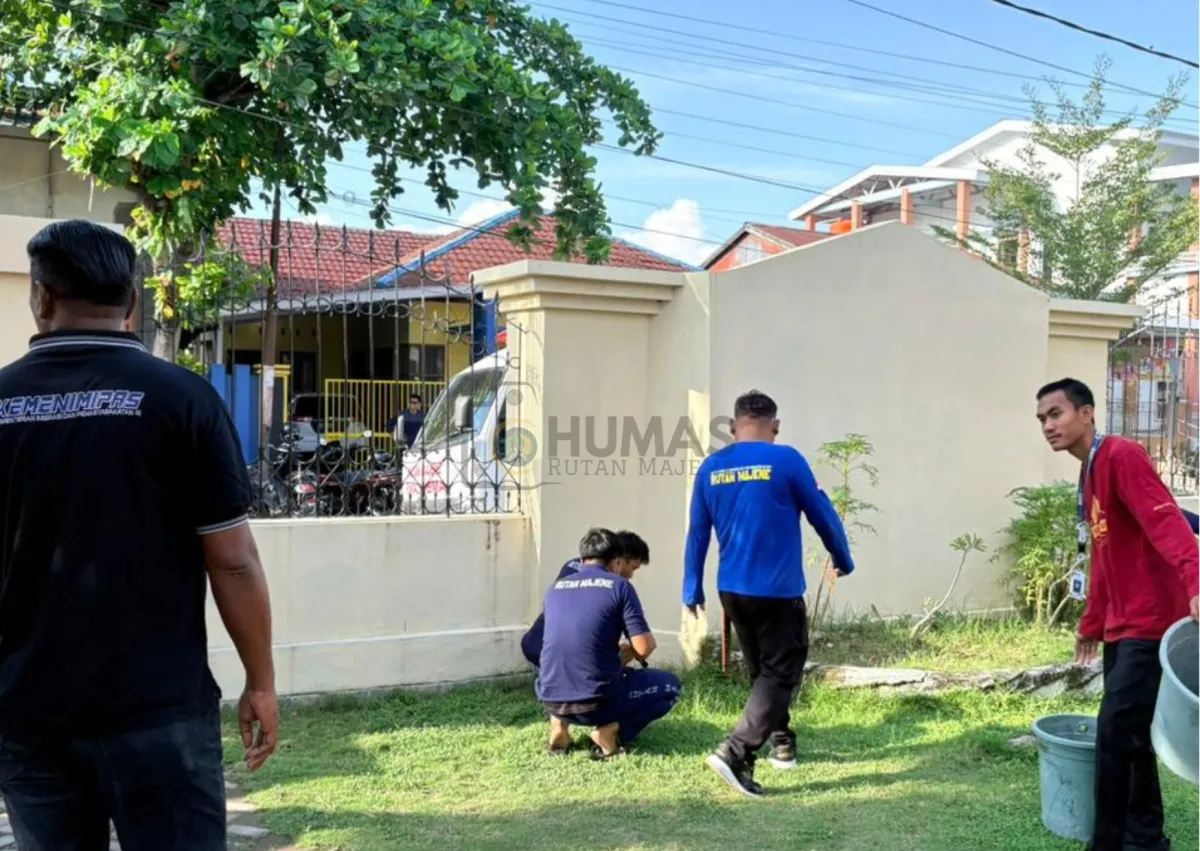 Sambut Natal, Rutan Kelas IIB Majene Laksanakan Kerja Bakti di Area Gereja Protestan