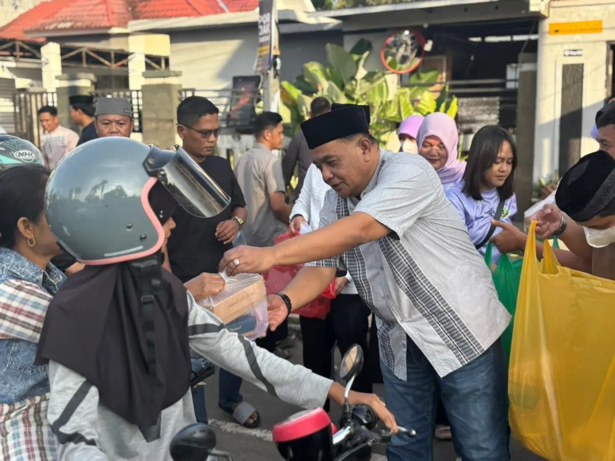 Tebar Kepedulian di Bulan Ramadan, Kanwil Ditjenpas Sulbar Berbagi Takjil kepada Masyarakat