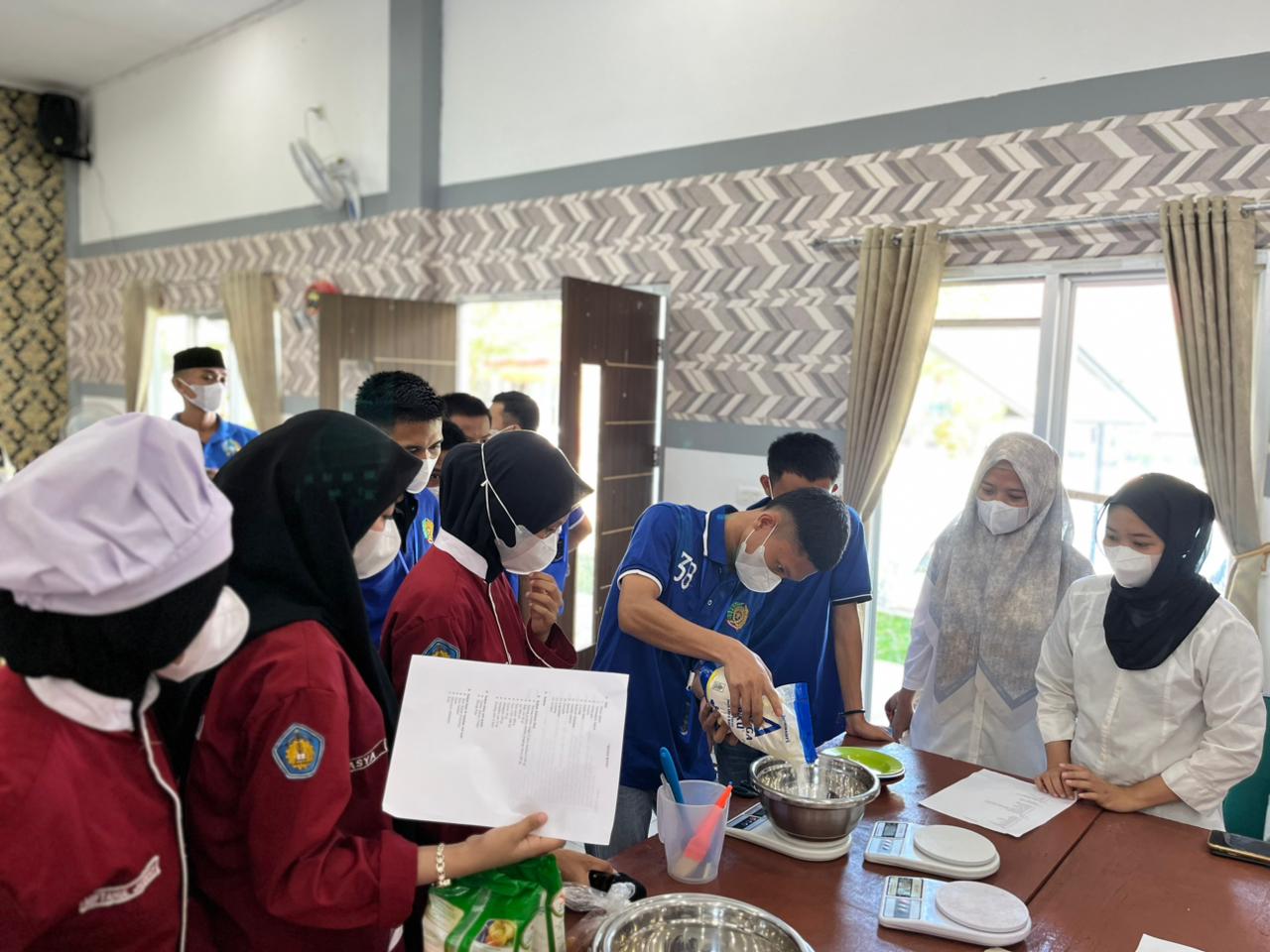 Tingkatkan Keterampilan, LPKA Mamuju Sambut Kunjungan SMKN Sulbar dalam Pembuatan Roti dan Minuman Sari Kacang Hijau