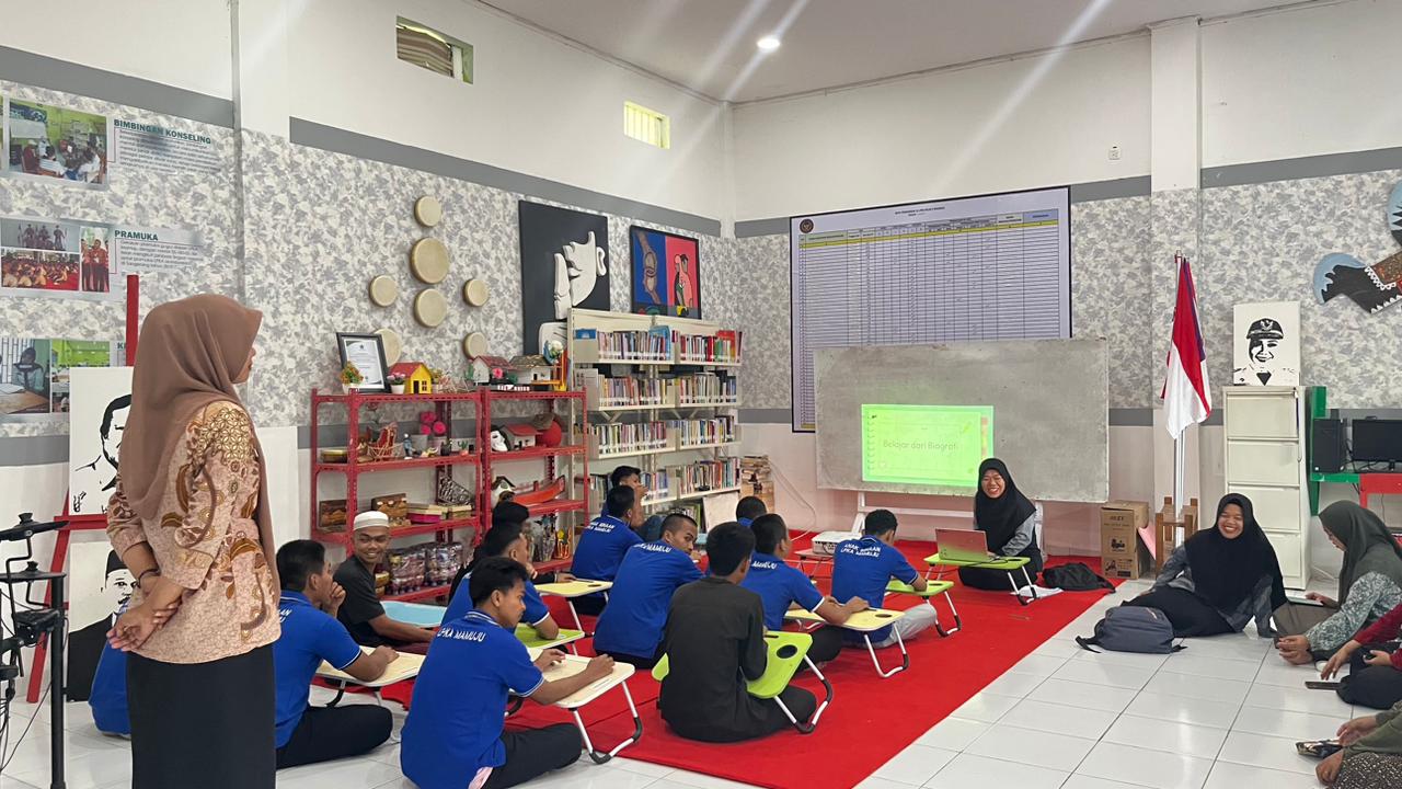 Tingkatkan Kualitas Diri, Warga Binaan LPKA Mamuju Ikuti Kegiatan Belajar Bersama PKBM Berkah Kalukku