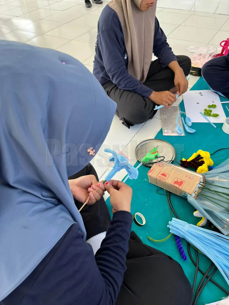 Warga Binaan Lapas Perempuan Mamuju Asah Kreativitas Melalui Pembuatan Bunga dari Kawat Bulu