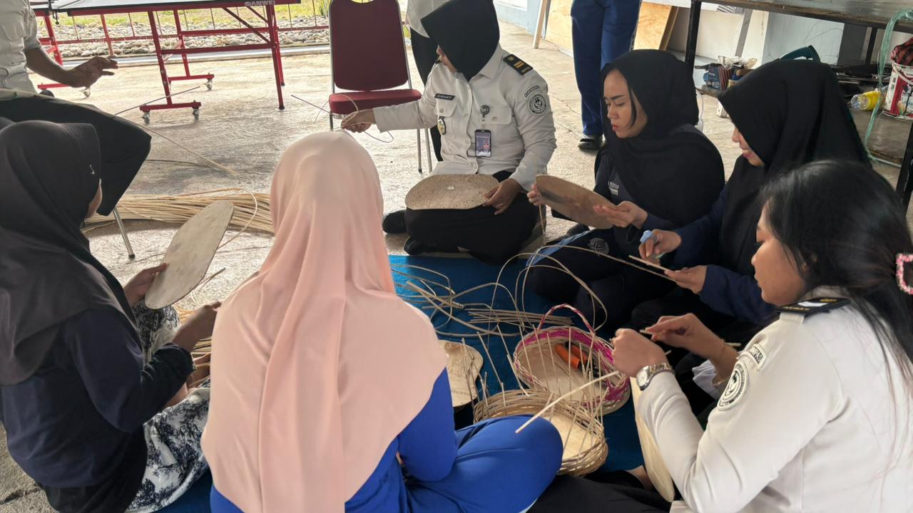 Wujud Pembinaan Kemandirian, WBP Lapas Perempuan Mamuju Produksi Keranjang Rotan untuk Parsel Idulfitri