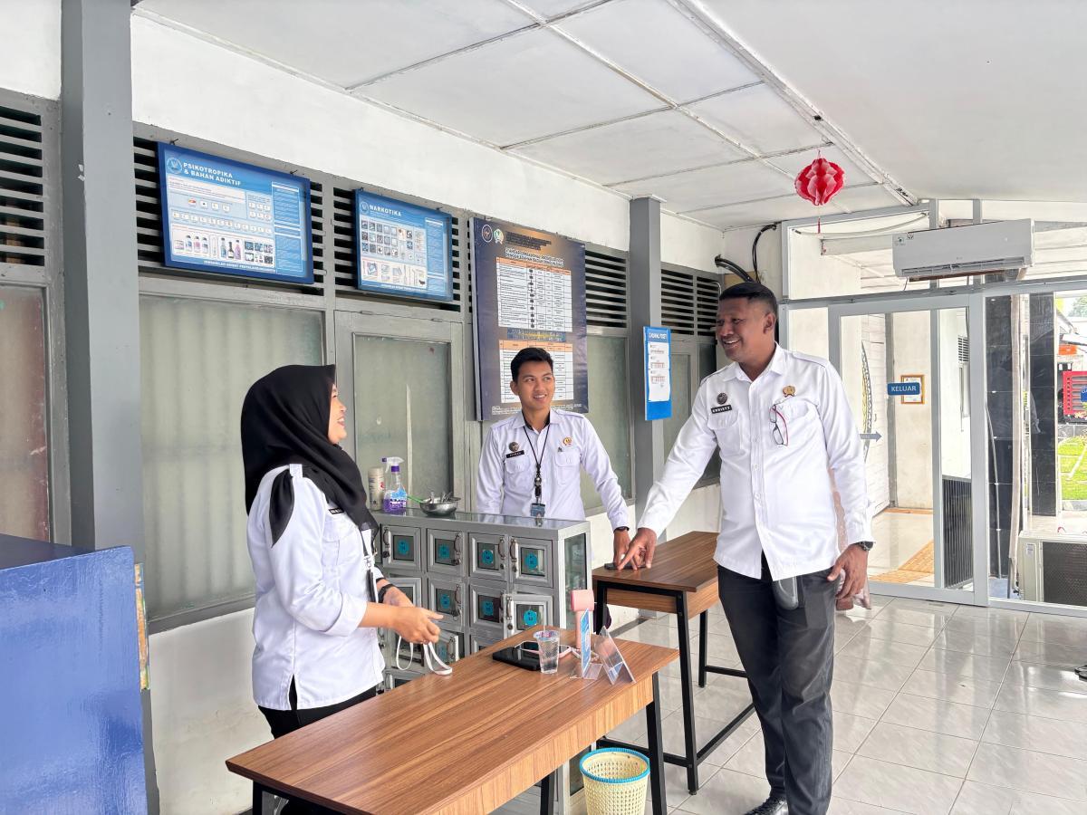 Pastikan kualitas layanan yang diberikan sesuai dengan SOP, Kepala Rutan Lakukan pengawasan dan kontrol pada area layanan PTSP SIPAKARAya Rutan Majene