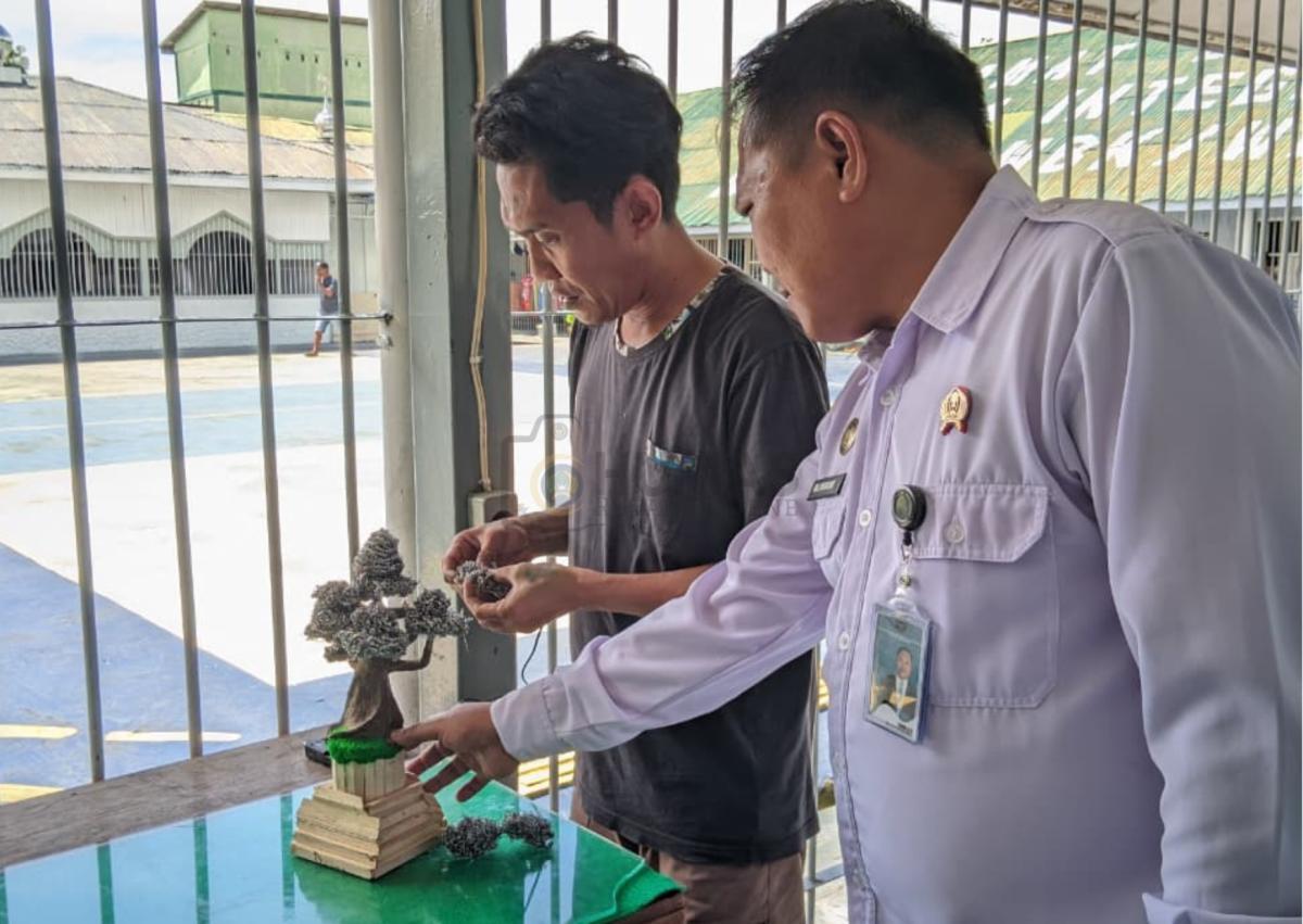 UNJUK KREATIVITAS, WBP RUTAN KELAS IIB MAJENE CIPTAKAN TANAMAN HIAS DARI LIMBAH DOMESTIK