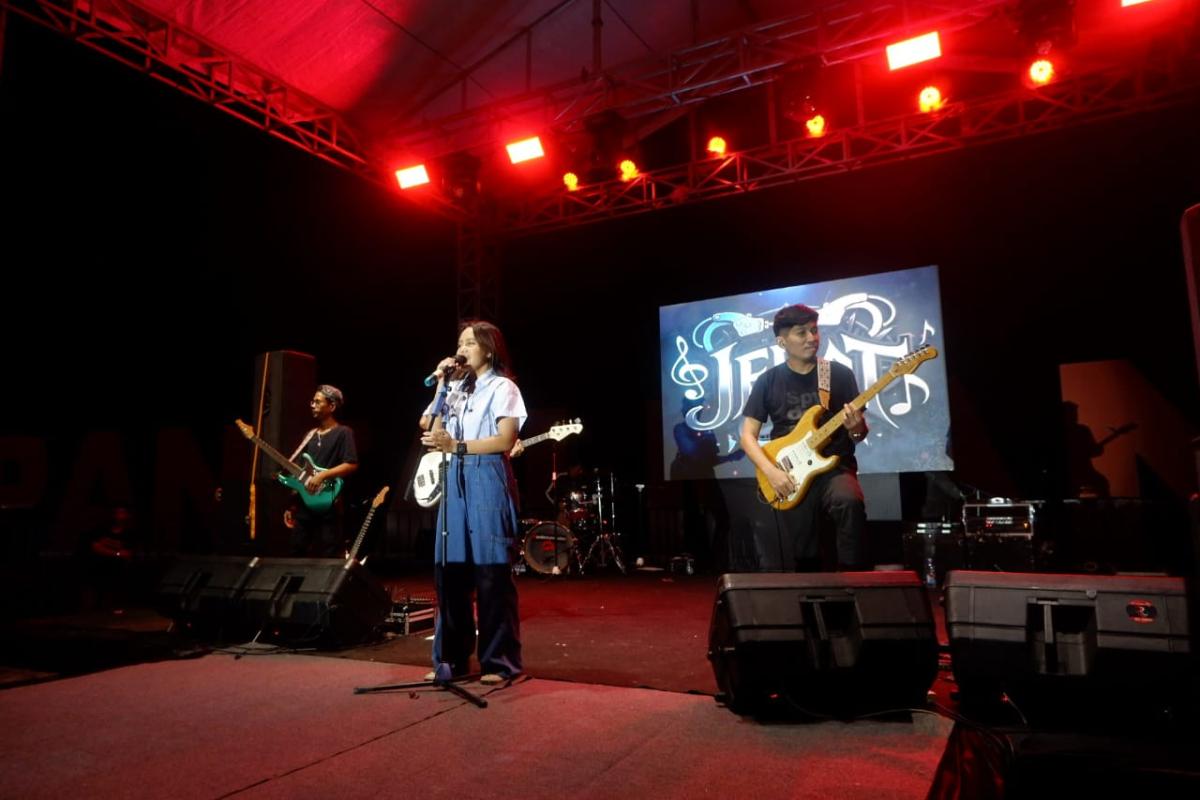 Penuh Kejutan, Jerat Band Sukses Hibur Warga Mamuju Di Pesta Akhir Tahun 2025