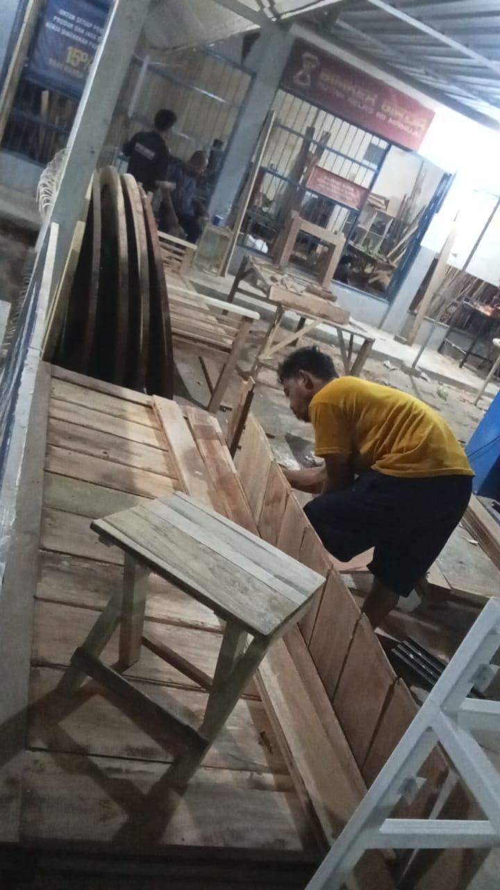 Produksi Meubelair Meningkat, Warga Binaan Rutan Mamuju Tunjukkan Produktivitas Lewat Pembuatan Pintu dan Kusen