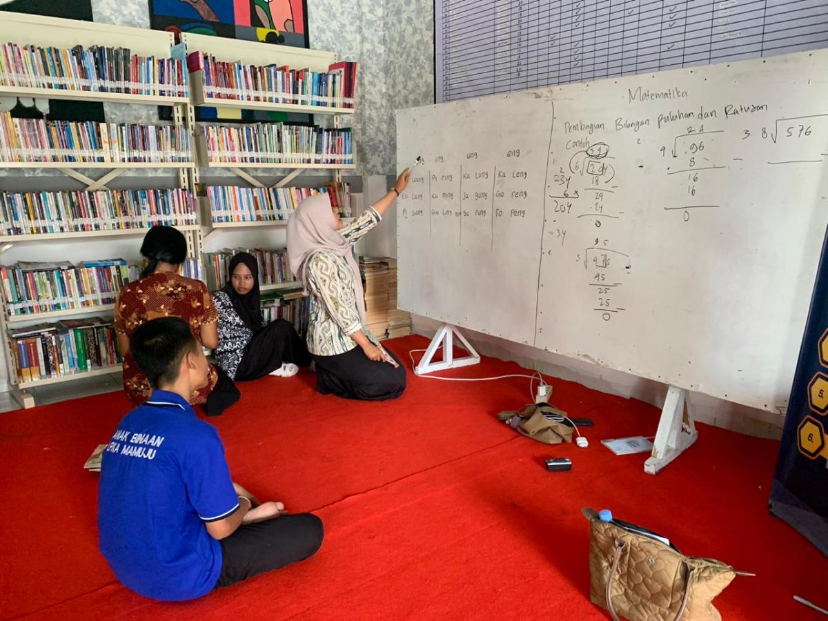 Berantas Buta Aksara, LPKA Mamuju Bersama Peserta Magang Dampingi Anak Binaan Belajar Membaca dan Menulis