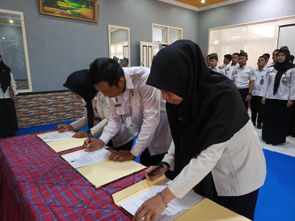 Penandatanganan Perjanjian Kinerja Kepala Bapas Polewali Dengan Pejabat Struktural Bapas Polewali