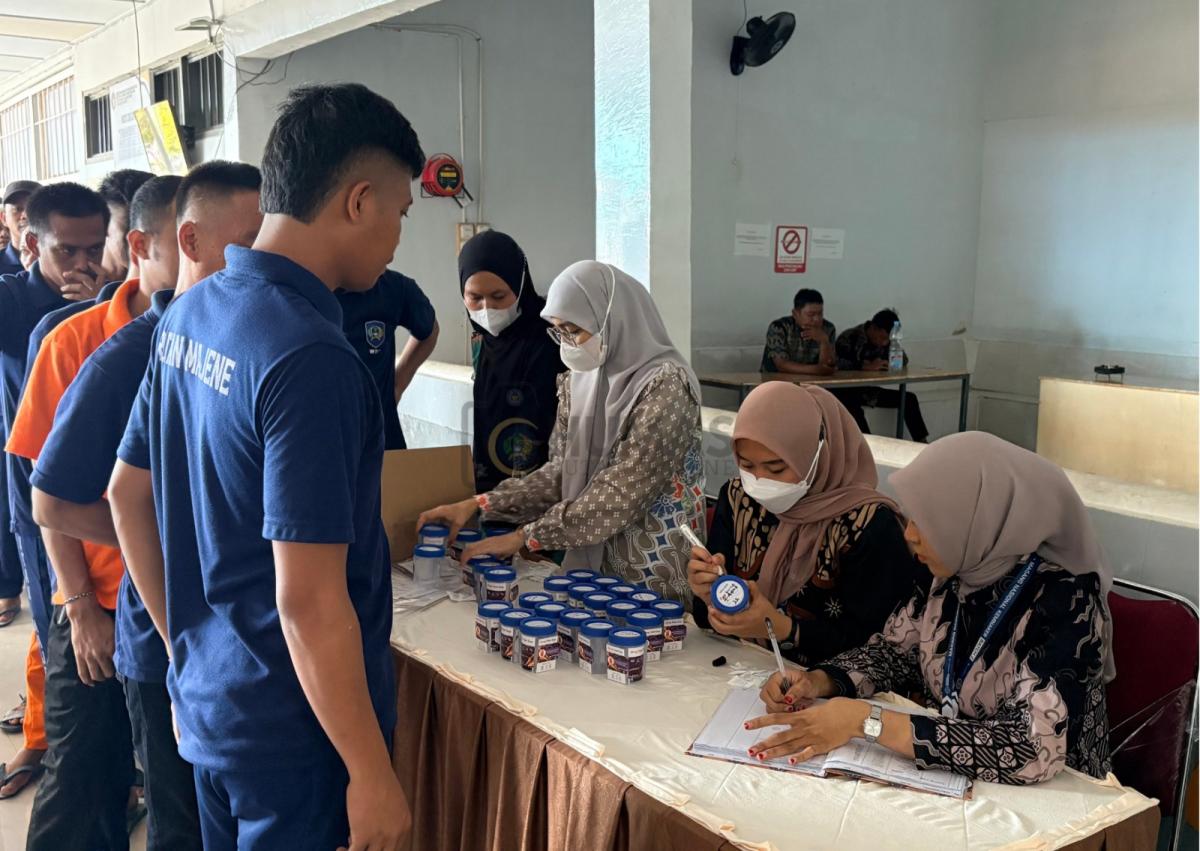 Deteksi Dini dan Tingkatkan Kepatuhan Internal, Rutan Majene Laksanakan Tes Urine Pegawai dan Warga Binaan Rutan Kelas IIB Majene