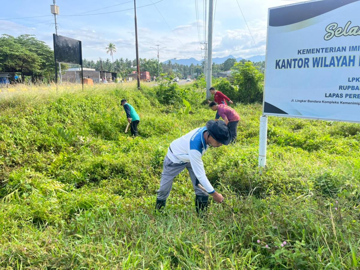 Wujud Kepedulian Lingkungan, LPKA Mamuju Bersama LPP Mamuju dan Peserta Magang Gelar Kerja Bakti di Jalan Masuk Pemasyarakatan Kalukku