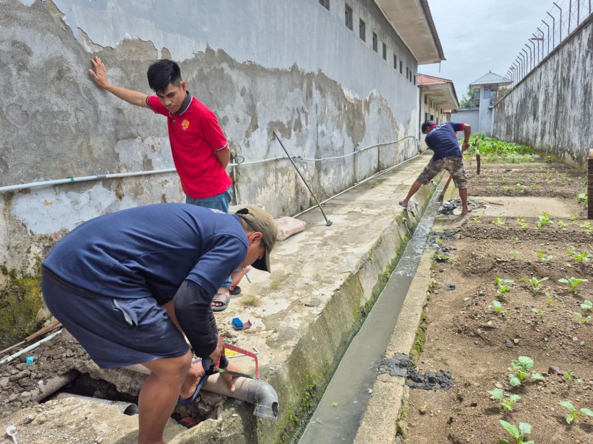 Tingkatkan Kualitas Layanan, Lapas Kelas IIB Polewali Rawat Sarana Prasarana Kantor