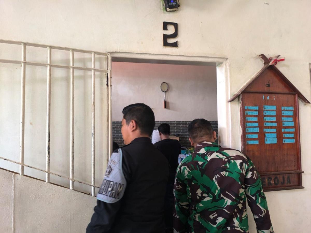 Lapas Kelas IIB Polewali Gandeng TNI Laksanakan Kontrol Keliling Blok Hunian
