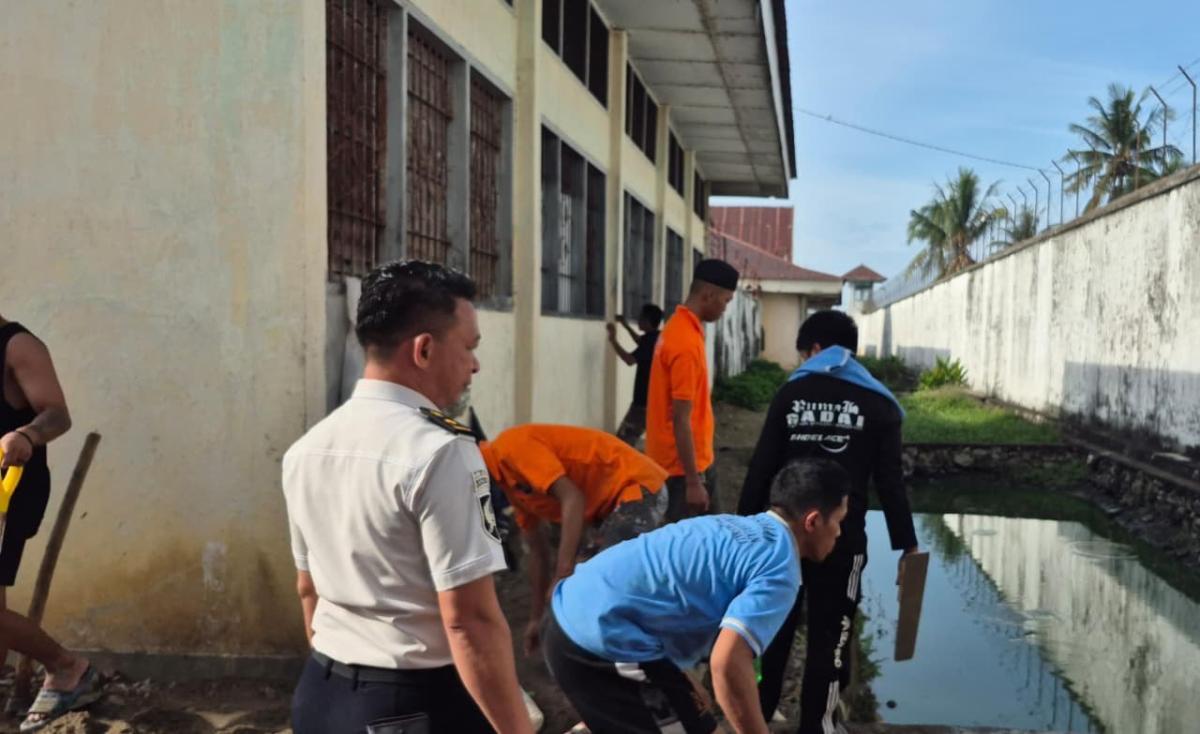 Kasubag TU Lapas Polewali Pantau Langsung Peningkatan Sarana dan Prasarana di Area Brandgang