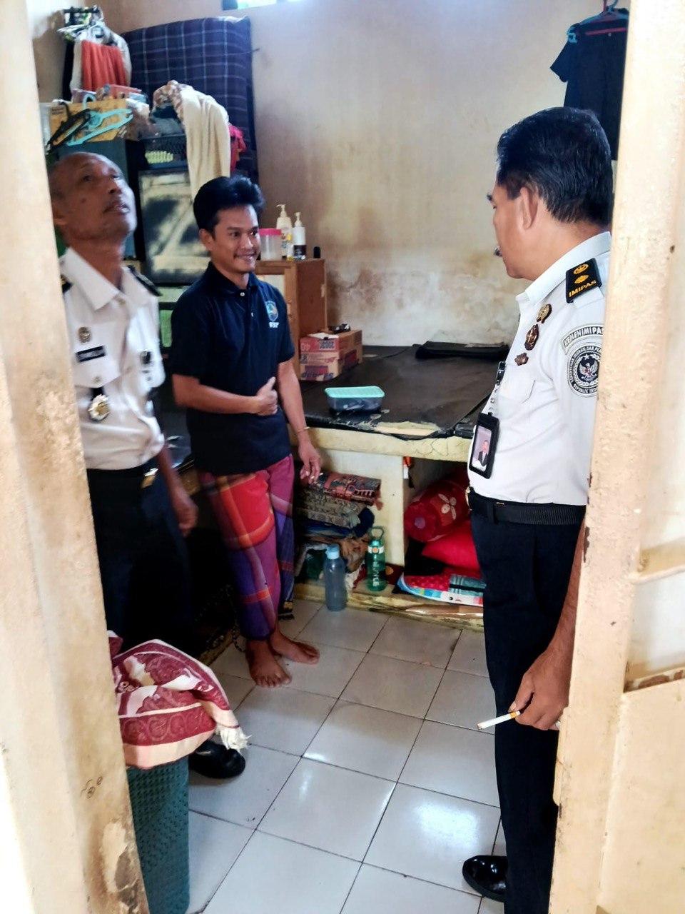 Plh. Kalapas Polewali Bersama Plh. KPLP dan Regu Pengamanan Laksanakan Kontrol Keliling Area Blok Hunian