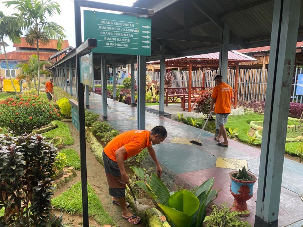 Pengawasan Rutin Bersih-Bersih Blok Hunian, Lapas Polewali Perkuat Pembinaan