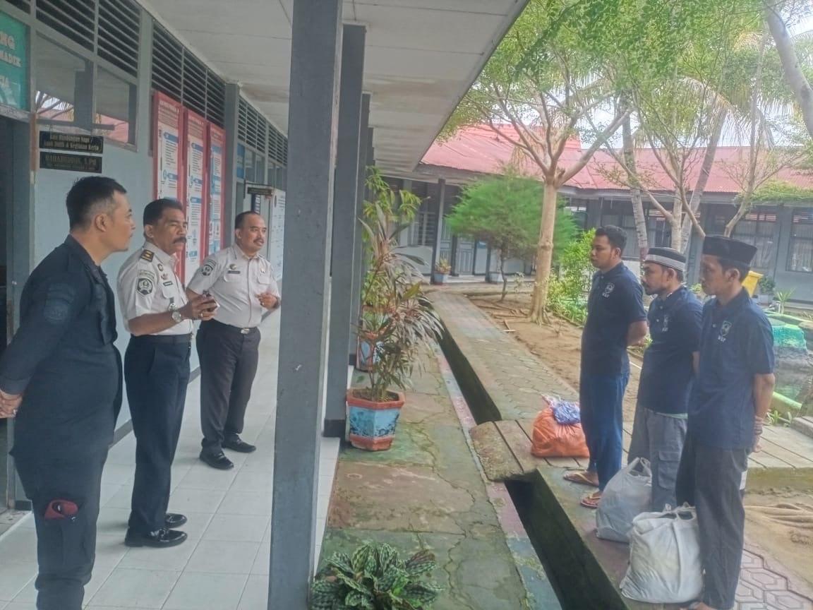 Plh. Ka. KPLP Lapas Polewali Berikan Pengarahan kepada Tahanan Baru