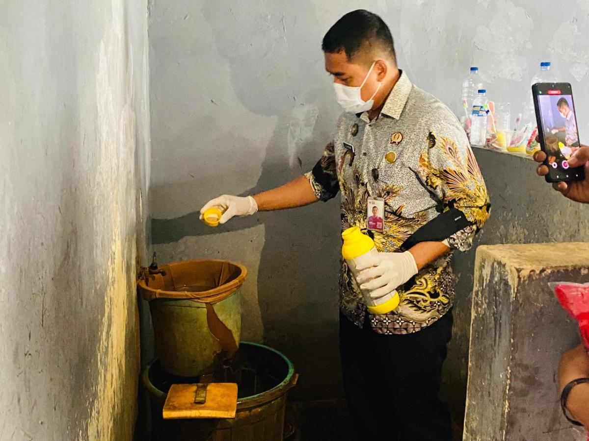Rutan Pasangkayu Laksanakan Pemberian Larvasida di Blok Hunian