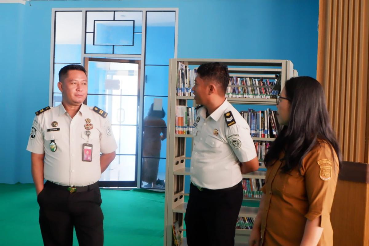 Kasubsie Pelayanan Tahanan Rutan Mamuju Puji Kelengkapan Perpustakaan Dinas Perpustakaan dan Kearsipan Provinsi Sulbar