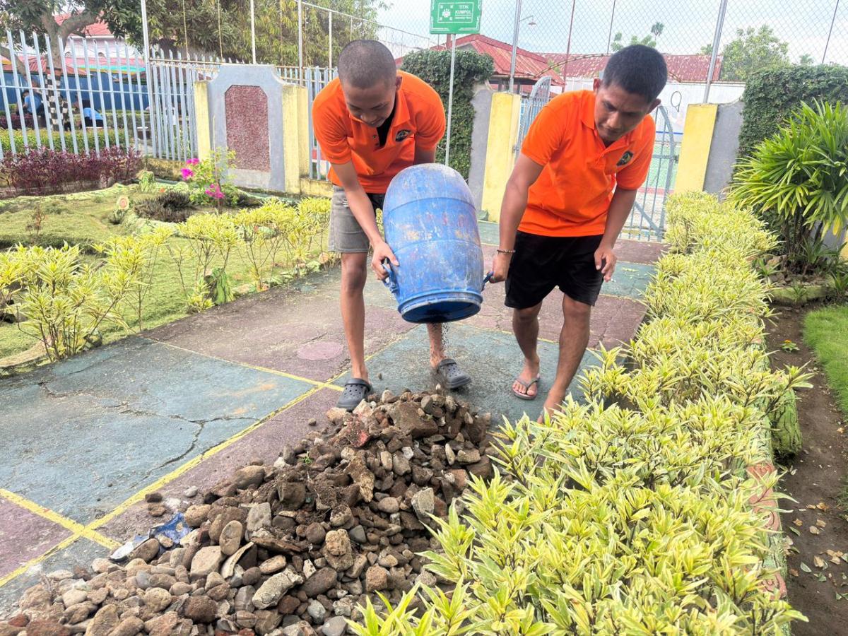 WBP Lapas Polewali Gotong Royong Perbaiki Sarana dan Prasarana