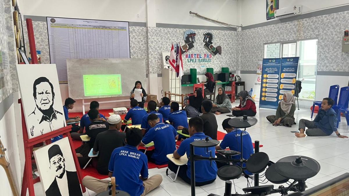 Tingkatkan Kualitas Diri, Warga Binaan LPKA Mamuju Ikuti Kegiatan Belajar Bersama PKBM Berkah Kalukku