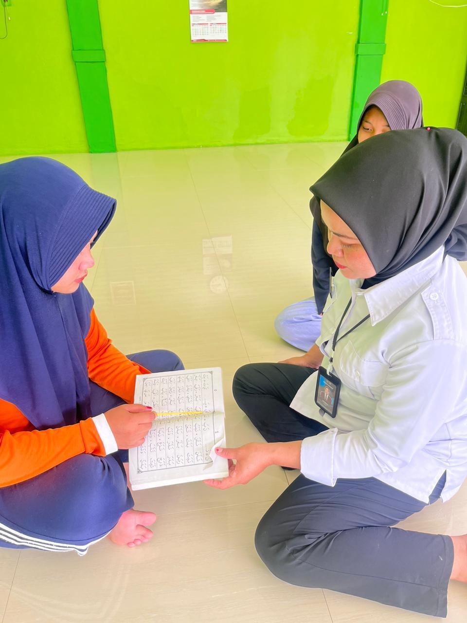 Pembinaan Kepribadian, Warga Binaan Lapas Perempuan Kelas III Mamuju Ikuti Kegiatan Mengaji