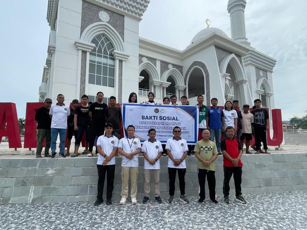 Karutan Mamuju Ajak Petugas Dan Pasukan Merah Putih Warga Binaan Gelar Pembersihan Masjid Raya Syuhada Sambut Ramadhan