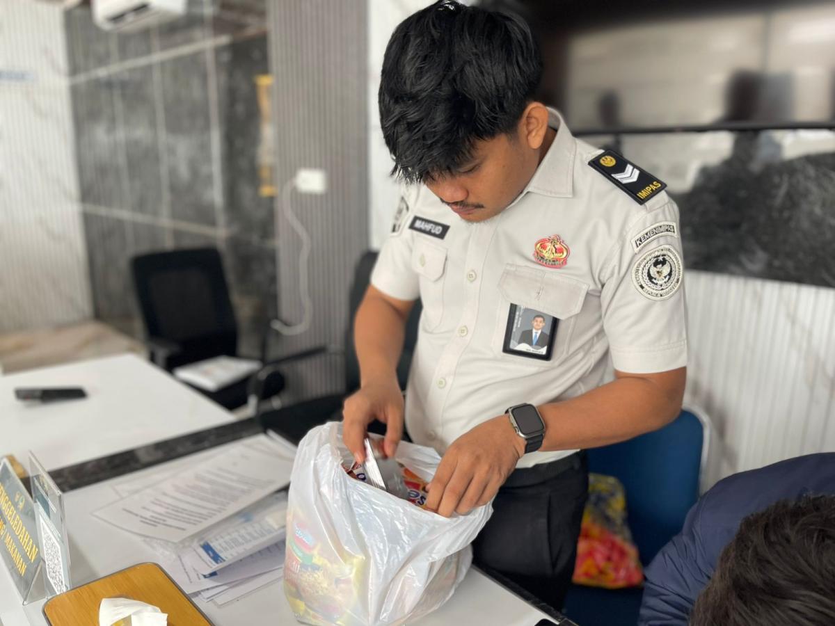 Humanis dan Tertib, Petugas Besukan Rutan Mamuju Layani Titipan Warga Binaan di Bulan Ramadhan
