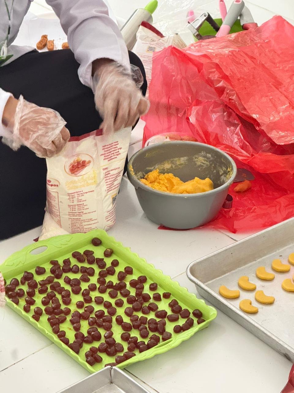 Antusias Menyambut Idulfitri, Warga Binaan Lapas Perempuan Mamuju Ikuti Kegiatan Pembuatan Kue Kering